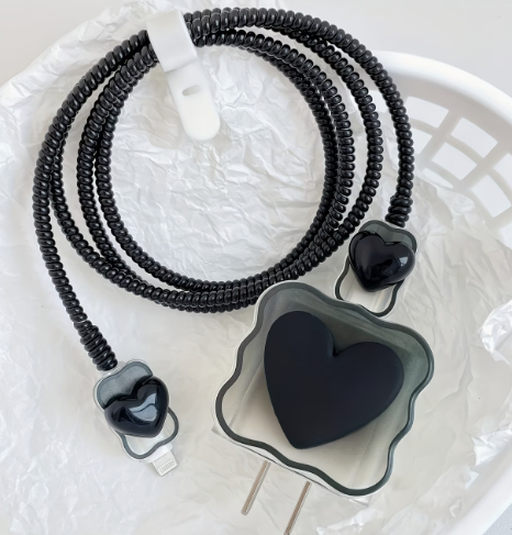 Capa Protetora de Carregamento para IPhone em Forma de Coração Cor Preta e Branca